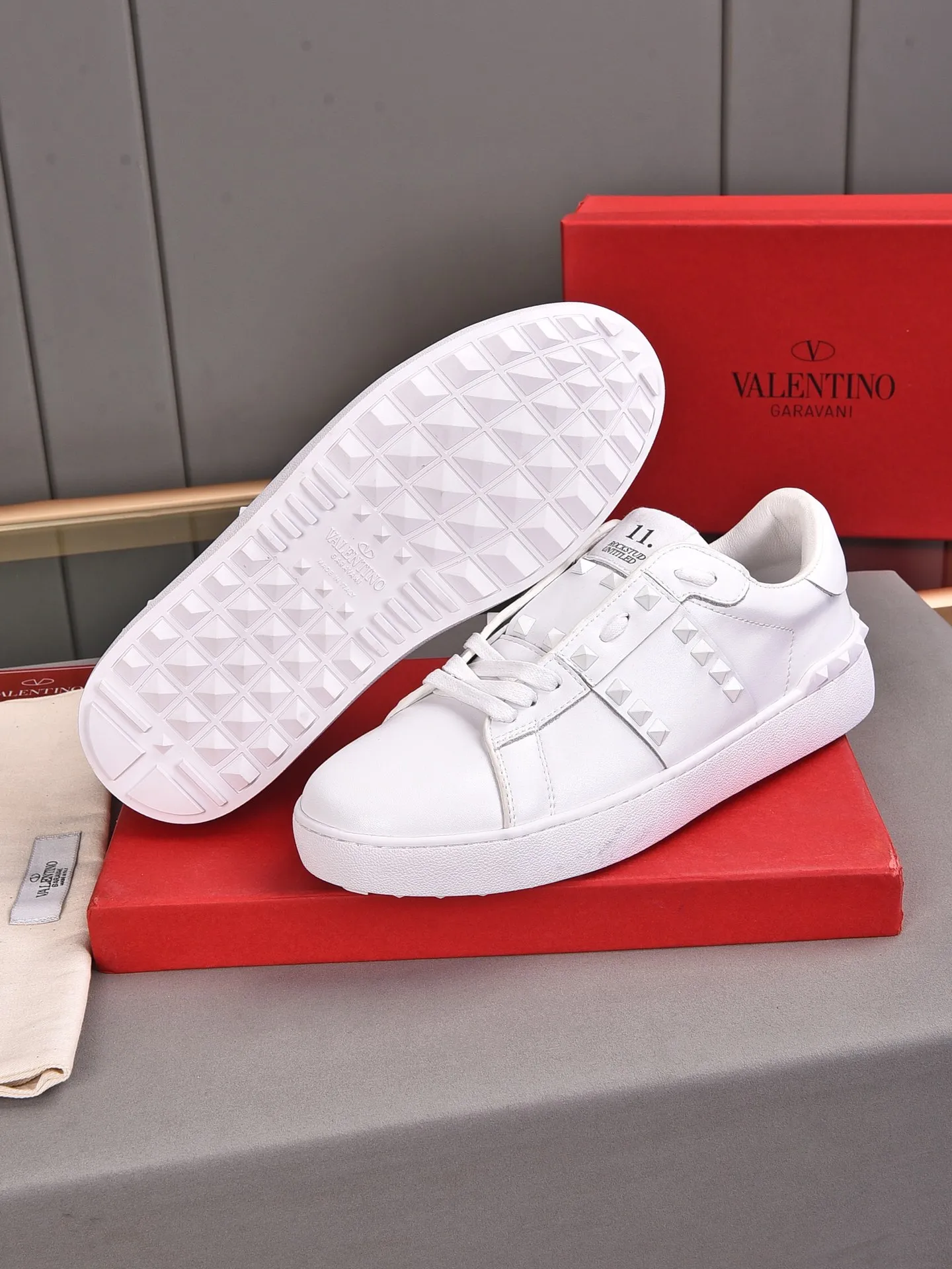 Men's shoes 440💰 (men and women couples) Valentino classic color matching series casual shoes. Made with heavy craftsmanship, good products pay attention to every detail. A must-have trendy item that can be worn all year round, it has been worn by many celebrities and Internet celebrities~~Imported cowhide surface, unique design concept, sheepskin lining, counter quality. Women’s clothing 35-40. Men’s clothing 39-44, 45-46 (returns and exchanges are not supported for custom-made items)